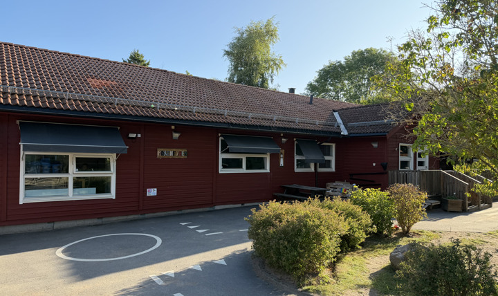 Förskolan Roxenfyrens byggnad och gård